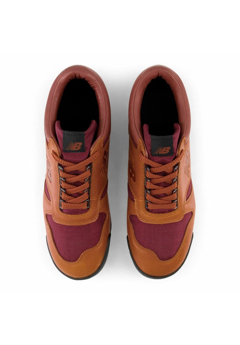 Baskets en cuir marron et textile bordeaux avec accents noirs. Comprend un design à lacets, un col rembourré et une semelle en caoutchouc texturée.