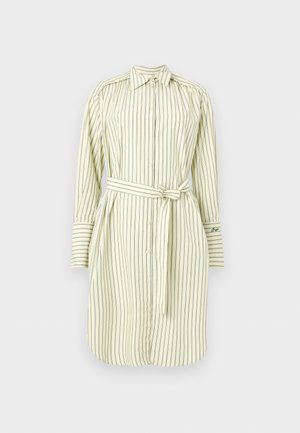 Obleka s srajco dolgimi rokavi, navpičnimi zelenimi črtami, z gumbi spredaj, z ostrim ovratnikom, rokavi z manšetami in usklajenim pasom, vezanim v pasu.