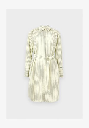 Obleka s srajco dolgimi rokavi, navpičnimi zelenimi črtami, z gumbi spredaj, z ostrim ovratnikom, rokavi z manšetami in usklajenim pasom, vezanim v pasu.