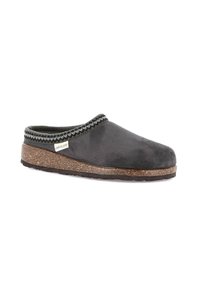 Zoccolo in suede grigio con punta arrotondata, cuciture nere e grigie texturizzate lungo il collo e una suola in sughero.