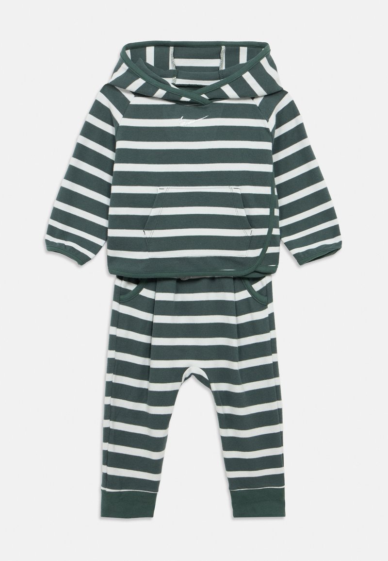 Nike Sportswear Trainingspak olijfgroen Nike Sportswear Trainingspak olijfgroen