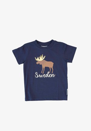 Marineblaues Baumwoll-T-Shirt mit einem braunen Elchgrafik und gelben Geweihen sowie dem Wort "Schweden" in weißer Schrift darunter.