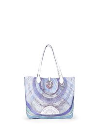 Borsa a tracolla blu e viola con dettagli e manici in pelle bianca. Presenta motivi circolari e un charm decorativo con dettagli multicolori.