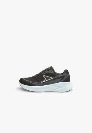 Zapatilla deportiva negra y gris con suela blanca gruesa, cierre de cordones y un diseño audaz de flecha en el lateral.