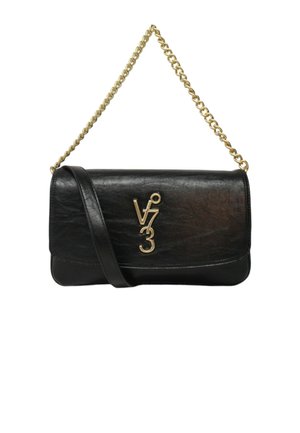 Borsa a mano in pelle nera con una tracolla in catena dorata, dotata di un pattina frontale e di un logo prominente in oro. Texture liscia, forma rettangolare.