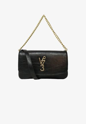 Bolso de mano de cuero negro con una cadena dorada, que presenta una solapa en la parte delantera y un logo prominente en dorado. Textura suave, forma rectangular.