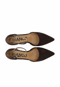 Décolleté in suede marrone con punta affusolata e cinturino alla caviglia, dotate di un sottopiede in pelle liscia. Il design è minimalista, privo di decorazioni.