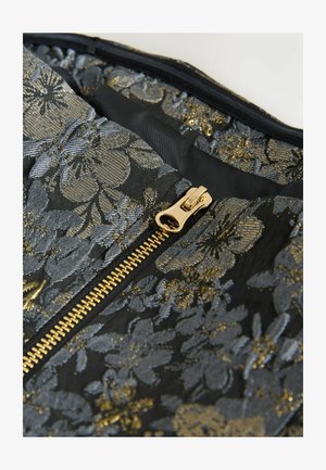 Sort stof med metallisk guld- og grå blomsterdesign. Har en guld lynlås med en glat trækkrog. Inderlinningen er sort.