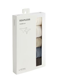 Confezione di cinque tanga senza cuciture in morbido tessuto. Include beige, marrone chiaro, grigio e grigio scuro. La scatola presenta un frontale trasparente.