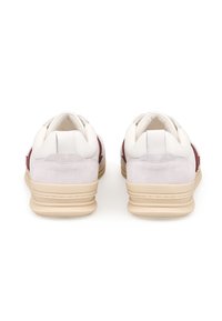 Para sneakersów w białej i burgundowej skórze, z zamszowymi akcentami, amortyzowaną podeszwą i przeszyciami wzdłuż szwów.