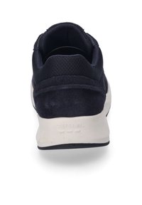 Dunkelblaue Wildleder-Sneaker mit Mesh-Akzenten, einer weißen Gummisohle und geprägtem Markenlogo an der Ferse, ausgestattet mit einem gepolsterten Innenraum.