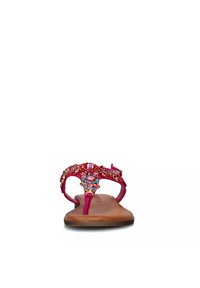 Infradito rosa con una cinturino impreziosito, che presenta gemme di vari colori, suola piatta e design minimalista senza supporto posteriore.