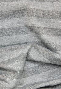 Grau gefärbter Stoff mit metallic Fäden, der ein strukturiertes, gestreiftes Muster aufweist. Weicher Fall mit Variationen von hellen und dunklen Grautönen.