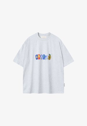 Camiseta gris claro de manga corta con letras parche de colores que forman la palabra "ANOTHER" en el pecho, diseñadas en diferentes fuentes y formas.