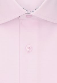 Lichtroze shirt met een kraag, voorzien van een knoopsluiting en een gemusterde binnenkraagaccent. Glad stoftextuur.