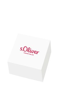 Weißes, angulares Verpackungsdesign mit glatter Oberfläche, versehen mit auffälligem roten Text "s.Oliver FASHION FOR LIFE." Einfaches und minimalistisches Design.