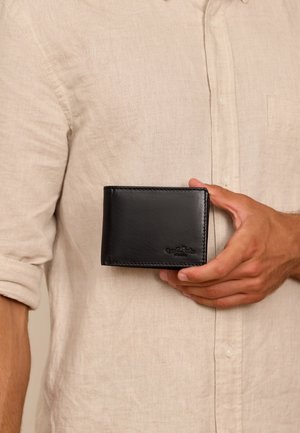 Portafoglio in pelle nera con una superficie liscia, forma rettangolare compatta e dettagli di cucitura discreti. Logo impresso nella parte anteriore.