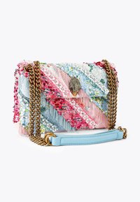 Sac à main matelassé avec des motifs rayés en sequins rose, bleu et vert. Chaîne dorée et bandoulière en cuir bleu clair avec détail de fermoir décoratif.