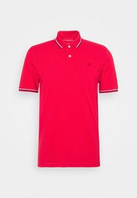 Polo rouge à manches courtes avec des détails à rayures blanches et bleu marine sur le col et les manches, deux boutons blancs et un petit logo sur la poitrine.