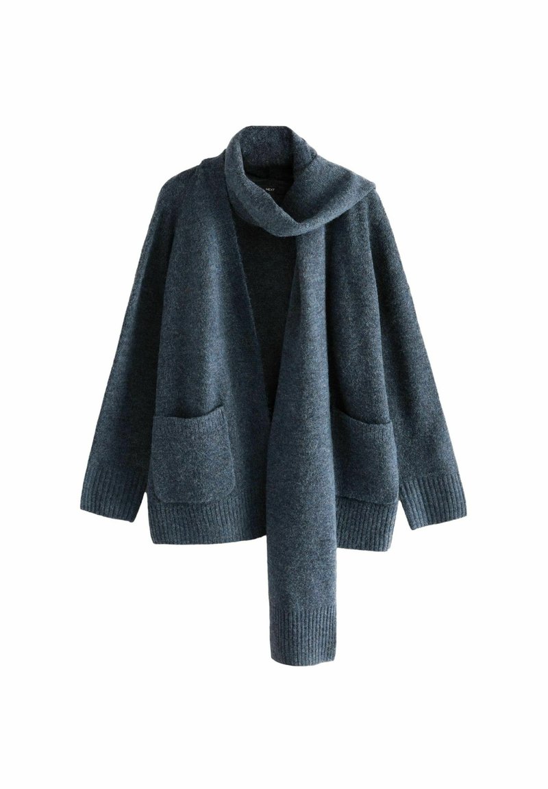 Cardigan en laine douce bleu foncé, avec un devant ouvert long, deux poches avant et des poignets côtelés. Présente un large col superposé.