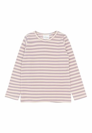 Bluză cu mânecă lungă în lavandă deschisă, cu dungi albe orizontale, având o textură ribbată și un decolteu rotund.