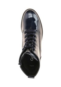 Stivaletto in pelle verniciata blu navy con punta rotonda, lacci frontali e finitura testurizzata. Include un manico sul retro.