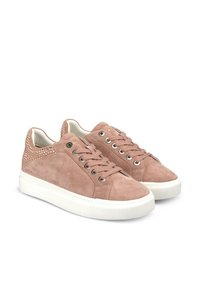 Różowe zamszowe sneakersy o teksturowanym wykończeniu, z metalowymi oczkami, wiązaniem na sznurówki i białą gumową podeszwą. Akcenty z ćwiekowanymi detalami.