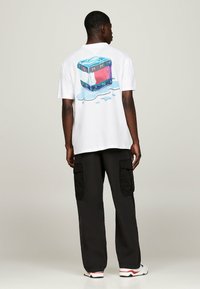 Tommy Jeans LOGO CREW NECK - Camiseta estampada - white