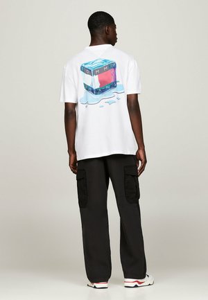Tommy Jeans LOGO CREW NECK - Camiseta estampada - white