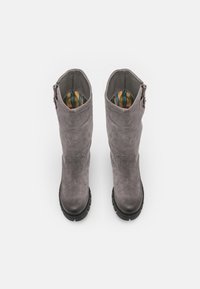 Botas altas de ante gris con acabado texturizado y suelas de goma negras. Interior con forro a rayas multicolor. Cierre lateral con cremallera.