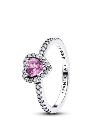 Silberner Ring mit einem herzförmigen, rosafarbenen Edelstein, umgeben von kleinen klaren Steinen, innen am Band mit "PANDORA" und "S 925 ALE" graviert.