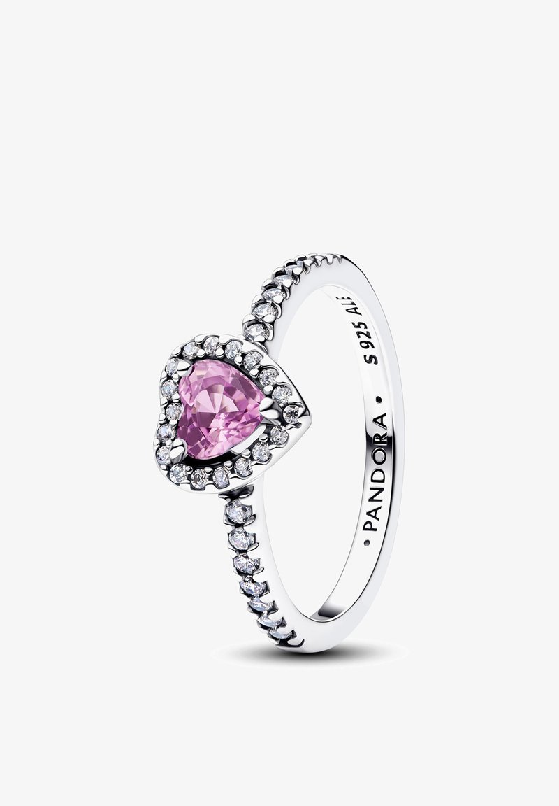 Bague en argent avec une pierre précieuse rose en forme de cœur entourée de petites pierres claires, gravée de "PANDORA" et "S 925 ALE" à l'intérieur de l'anneau.
