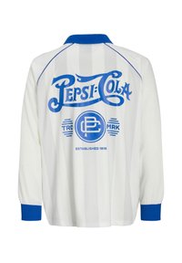 Bijela košulja s dugim rukavima i plavim detaljima. Na leđima se nalazi veliki plavi logo "Pepsi-Cola" i godina osnivanja. Prisutne su okomite bijele pruge.