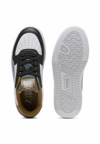Baskets de sport noires, blanches et beige avec une tige en cuir texturé, des perforations et des lacets à motifs, ainsi qu'une semelle en caoutchouc blanche.