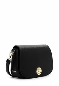 Borsa a spalla in pelle nera con superficie texturizzata, forma curva e hardware circolare color oro. Dotata di tracolla removibile per una maggiore versatilità.