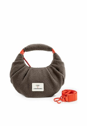 Piccola borsa a mano arrotondata grigio scuro con trama, manico corto e tracolla arancione brillante rimovibile accanto.