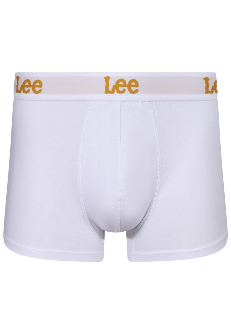 Białe bawełniane slipy z jasnobrązowym pasem, na którym widnieje napis "Lee" w żółtym kolorze. Gładka tekstura, dopasowany krój i tradycyjny design.