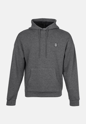 Sudadera gris con un diseño de tejido en relieve tipo gofre. Cuenta con un bolsillo frontal, capucha ajustable con cordón y un pequeño logo bordado.