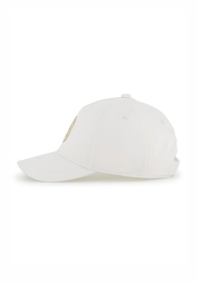 Witte honkbalpet met een gebogen klep, voorzien van een gouden logo aan de zijkant, gemaakt van gladde stof met oogjes voor ventilatie.