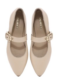 Zapatos Mary Jane beige con punta afilada, material de cuero y una correa con hebilla en la parte media del pie. Textura suave y diseño minimalista.