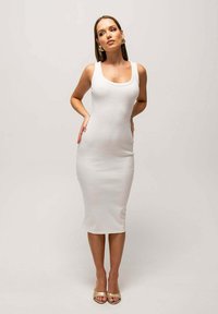 Biała, bezrękawnikowa sukienka bodycon z okrągłym dekoltem, o gładkiej fakturze i dopasowanym fasonie, sięgająca do połowy łydki.