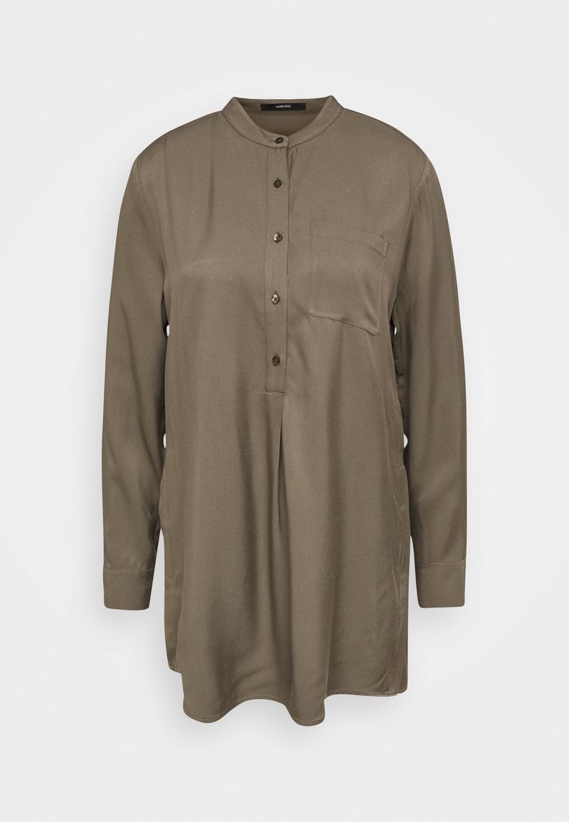 Camicia tunica a maniche lunghe verde oliva con pattina frontale con bottoni, taschino sul petto e colletto a banda su sfondo semplice.