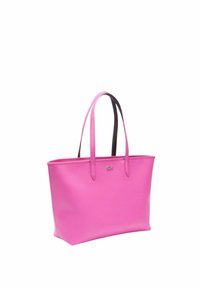 Sac fourre-tout en cuir rose avec des poignées noires, de forme rectangulaire, surface texturée et un petit logo argenté sur le devant.