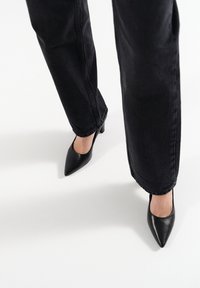 RYŁKO Klasszikus sarkú cipők - black