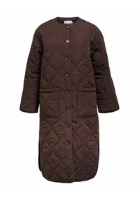 Manteau long matelassé marron avec des boutons sur le devant, deux grandes poches plaquées à l'avant et un col rond.