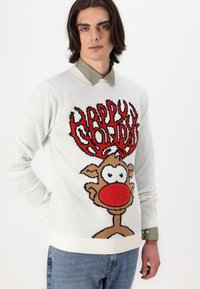 Suéter blanco de punto que presenta un reno de dibujos animados con una nariz y cuernos rojos, con el texto "FELICES FIESTAS" en letras negras y en negrita.