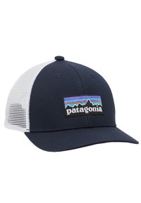 Casquette bleu marine avec un devant en tissu uni et un dos en filet blanc. Elle présente un logo coloré de Patagonia avec un design de montagne brodé à l'avant.
