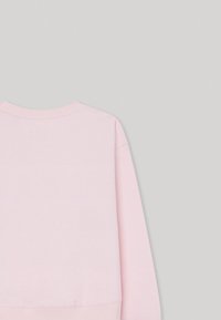 Sudadera rosa claro con un escote redondo, puños y dobladillo de canalé, y hombros caídos. Textura suave y discreta marca en la parte posterior.