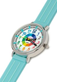 Montre colorée pour enfants avec un boîtier rond en acier inoxydable, un bracelet en silicone turquoise et un cadran multicolore avec des chiffres et des étiquettes.