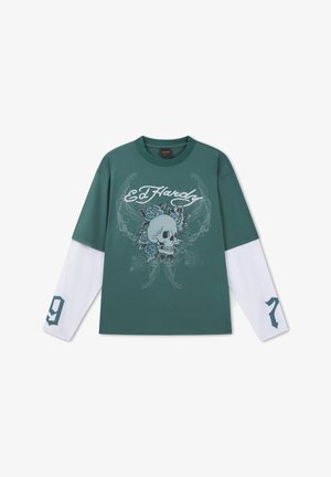 Groen shirt met lange mouwen met witte, gelaagde mouwen, met een afbeelding van een schedel en blauwe rozen en de tekst "Ed Hardy" aan de voorkant.